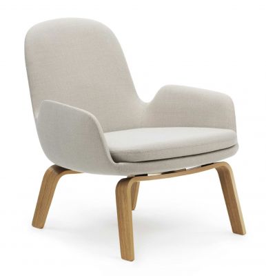 Beiger Era Lounge Chair Sessel von Normann Copenhagen mit niedrigem Holzgestell.